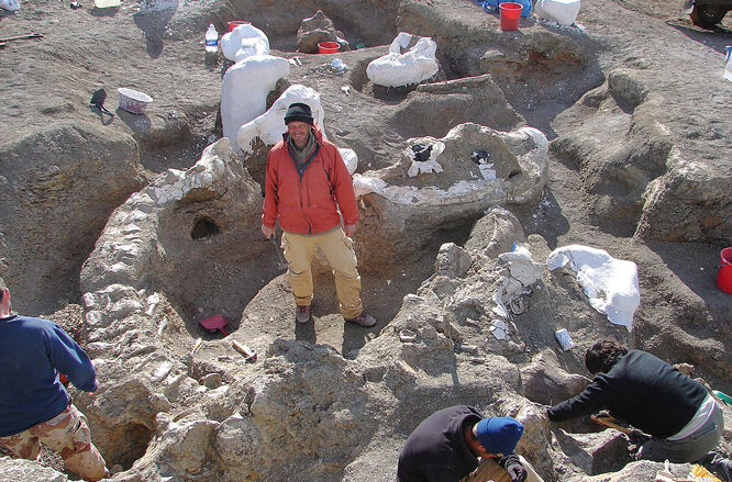 Kenneth_Lacovara_at_dig_site_of_Dreadnoughtus