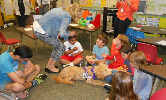 violet_-_therapy_dog_with_kids_at_deane-porter